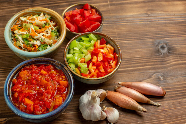 胡椒粉顶视图切菜甜椒配番茄棕色木质背景蔬菜餐食品沙拉健康甜椒沙拉顶部