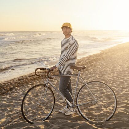 广场骑自行车的人自然全镜头海滩