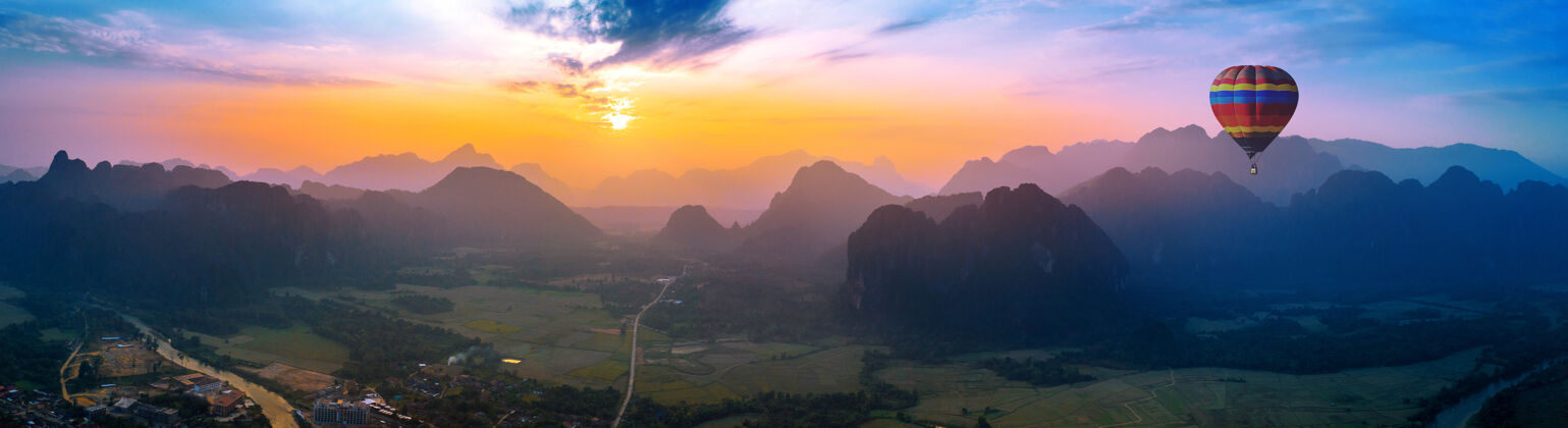 风景鸟瞰万荣山和气球在日落风景夏天老挝