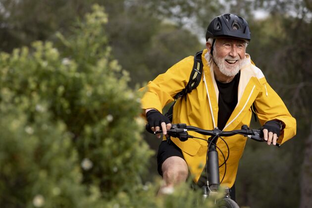 头盔山上骑自行车的老人画像老年人男性山