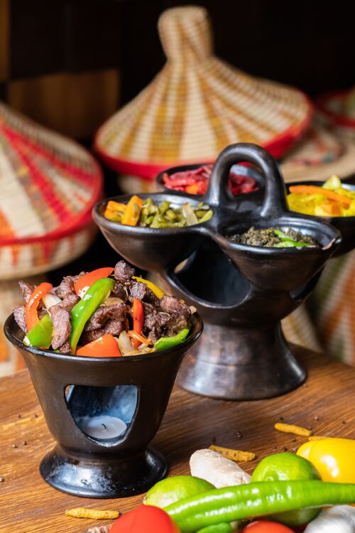 米饭垂直拍摄美味的埃塞俄比亚食物与新鲜蔬菜在木桌上胡椒非洲纳米比亚