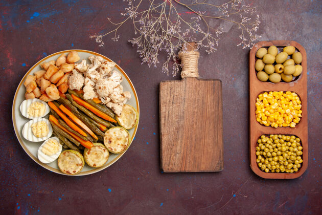 蔬菜顶视图煮熟的蔬菜与鸡蛋粉豆和书桌食物豆类午餐