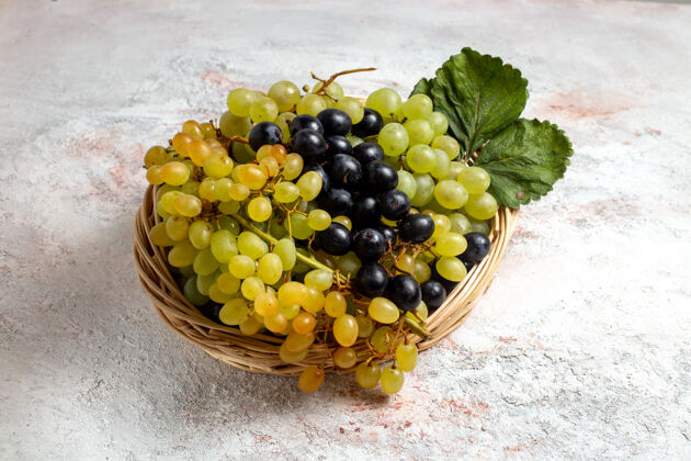 果汁正面看新鲜醇香的葡萄篮子里的白色空间葡萄酒新鲜正面