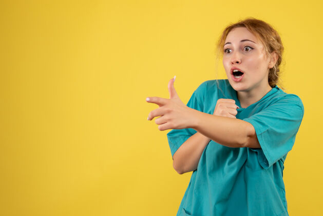 成人正面图黄色办公桌上穿着医用衬衫的女医生护士mediccovid-19颜色健康情感颜色健康护士