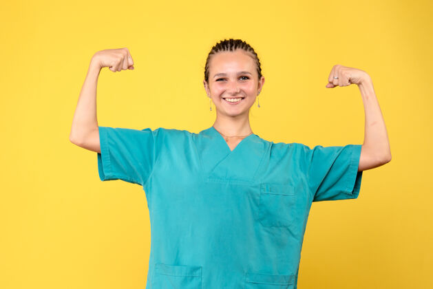 护士正面图身穿医疗衫的女医生 护士病毒covid-19色医院快乐微笑欢呼