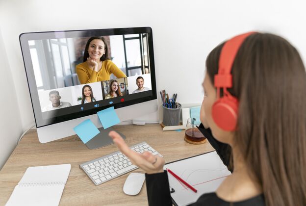 专业用电脑工作的女人设备水平视频通话
