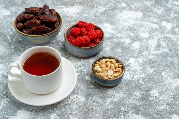 糖果正面是一杯茶 在空白处有坚果和果酱早餐早晨糖