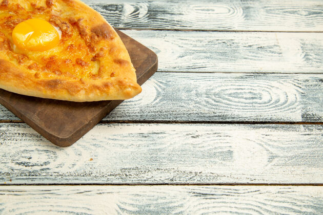 奶酪前视图美味的鸡蛋面包烤在乡村书桌上桌子早餐面包