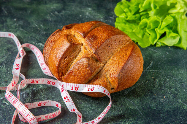 新鲜侧视图饮食黑面包和米绿色捆绑在深色表面颜色面包条小麦