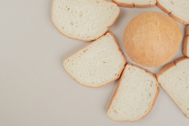 皮把新鲜的白面包片放在白色的表面上脆切片营养