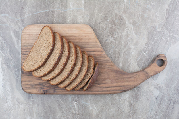 谷物在大理石表面放几片棕色面包自然整个健康