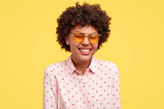 女人头发卷曲 戴着时髦眼镜的年轻黑发女人肖像快乐非洲裔