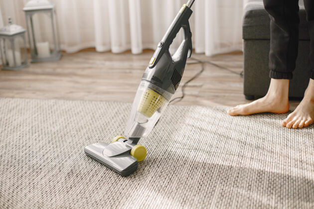 家务用吸尘器打扫房子的女孩地毯室内清洁