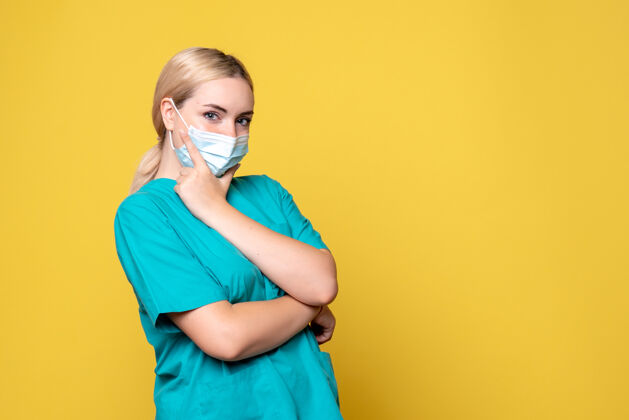 黄色前视图穿着医用衬衫和无菌面罩的女医生 医院医护人员健康顾问面具微笑医疗