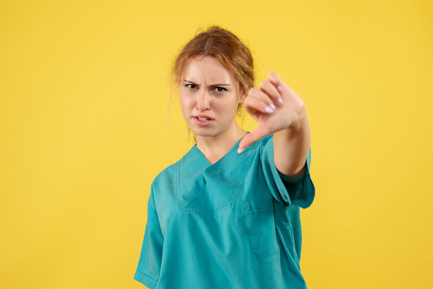 拇指朝下前视女医生穿着医用衬衫不悦 健康医生科维德色医院护士人医院医疗