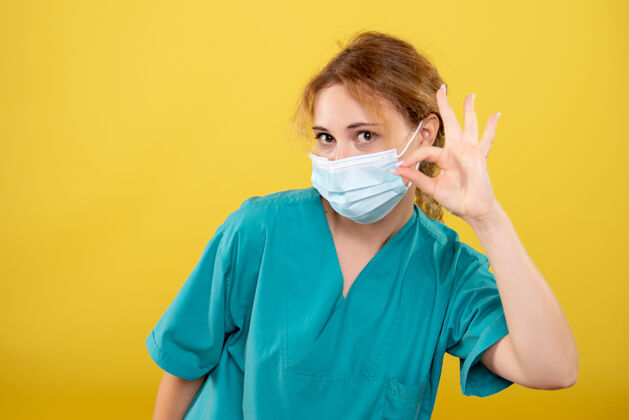 女人正面图女医生穿着医用衬衫 戴着无菌口罩 医院颜色covid-19病毒健康情绪大流行流行病健康女性