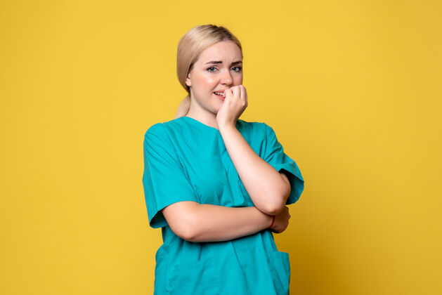 美女正面图黄色办公桌上穿着医用衬衫的女医生医疗情感covid-19护士大流行医学黄色情感