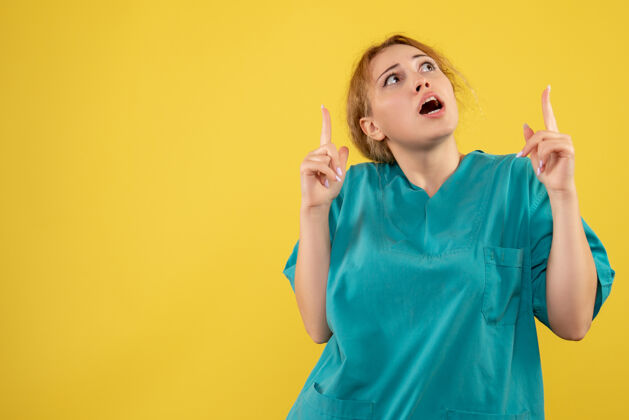 医学正面图：女医生穿着医用衬衫 健康色医院护士黄色人护士