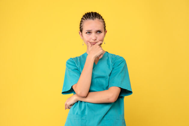 护士前视女医生穿着医用衬衫思考 健康医护人员covid护士医院色彩感慨站医学肖像