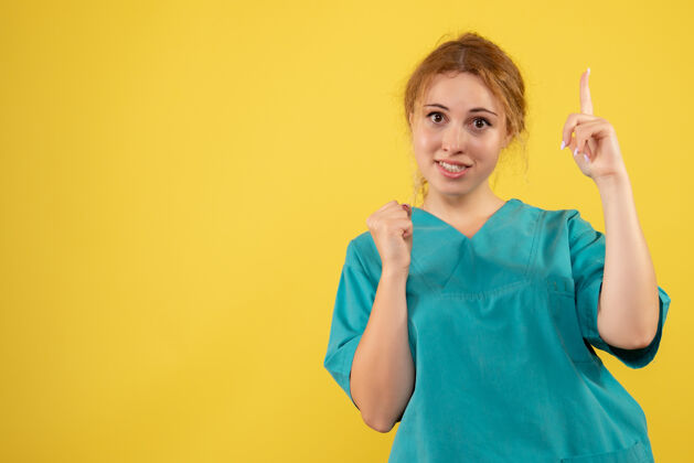 微笑正面图女医生穿着医用衬衫 护士医疗covid-19色健康情感美丽女人颜色