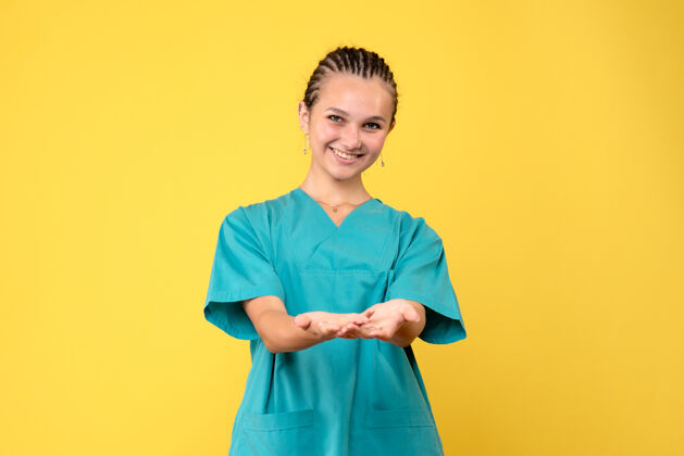 医学正面图女医生穿着医用衬衫只是微笑 情绪健康护士科维德-19病毒色医院情感人快乐