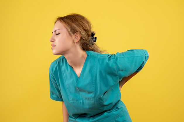 背部前视女医生穿着背痛的医用衬衫 健康医生covid-19色医院护士快乐医院疼痛