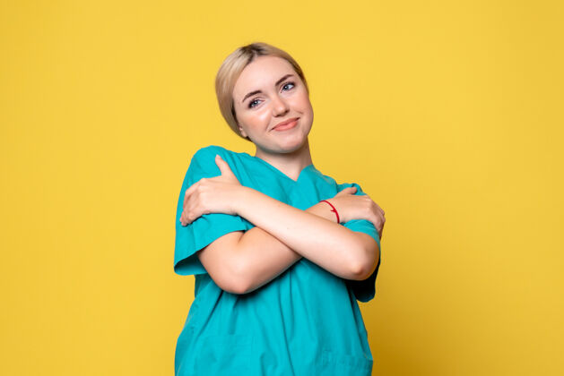 医学前视图穿着医用衬衫的女医生 护士医师covid-19情感黄色女人女医生
