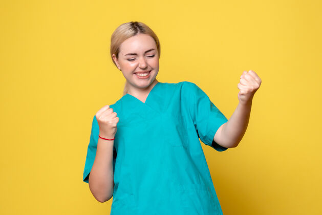 快乐正面图身着医疗衬衫的女医生 医疗医院covid-19大流行护士感慨漂亮医学女人