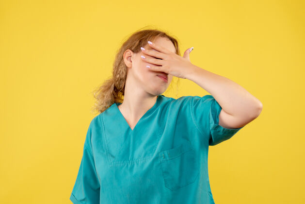 肖像正面图女医生穿着医用衬衫 医院医务人员covid-19护士药颜色人医院美女