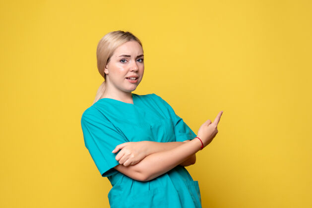自信前视图穿着医疗衬衫的女医生 大流行护士医疗情感covid-19女性人微笑