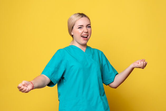 女性前视图穿着医疗衬衫的女医生 护士医疗医院covid-19情感人女医生黄色