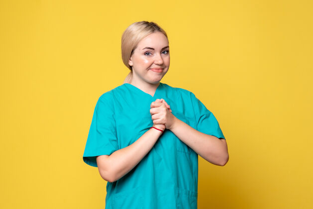 微笑前视图穿着医疗衬衫的女医生 大流行的科维德护士医疗情感女人快乐人