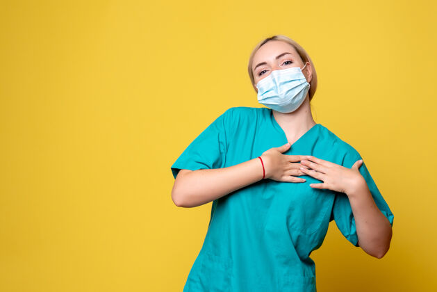 医疗正面图黄色桌子上穿着医用衬衫和无菌口罩的女医生医院医护人员健康科维德大流行人物绝育医院