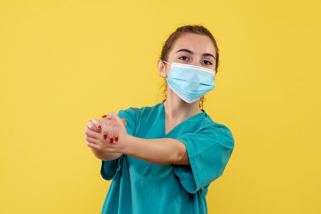 职业正面图女医生穿着医用衬衫和口罩 病毒大流行covid-19制服健康女性成人流行病