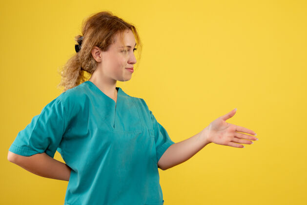 女医生正面图身着医疗衬衫的女医生问候 健康covid-19彩色医护护士女性人健康