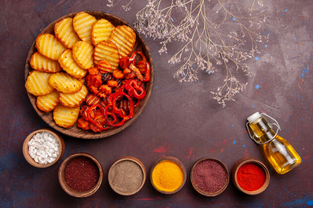 传统顶视图烤土豆与不同的调味品在深紫色的空间一餐美味顶部