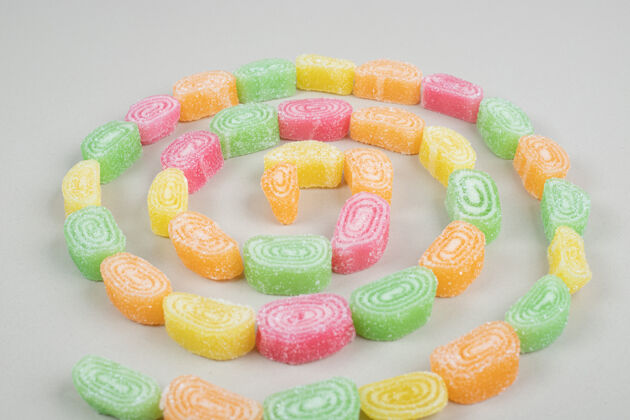 什锦米色表面的一堆甜果冻糖甜点糖果糖果