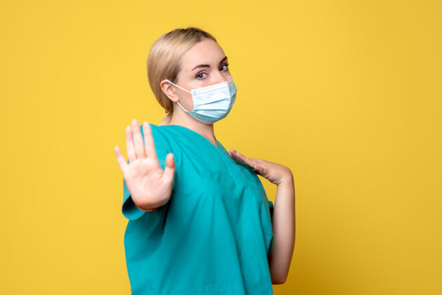 医疗前视图穿着医用衬衫 戴着消毒口罩的女医生 医院医护人员 健康护士女人肖像人