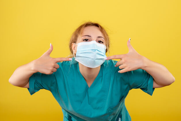成人正面图女医生穿着医用衬衫和无菌口罩 医院颜色covid-19健康情感绝育人健康