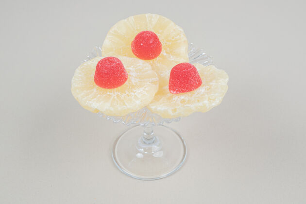 菠萝把菠萝片和果酱放在玻璃盘子里水果圆形美味