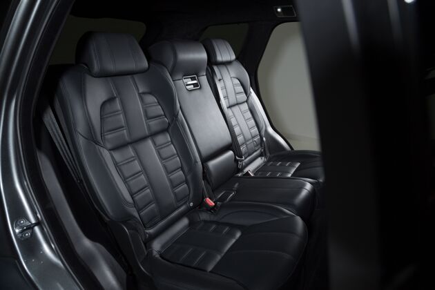 显示器现代豪华车的黑色内饰细节驾驶控制安全