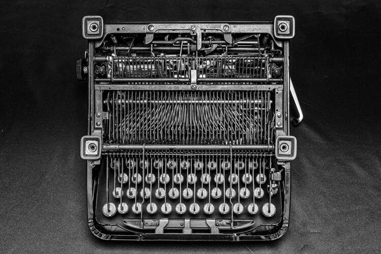 办公室一台老式打字机的漂亮照片文字打字机打字