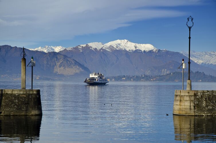 全景渡船在阿尔卑斯山的马焦雷湖与雪山在皮埃蒙特 意大利意大利风景欧洲