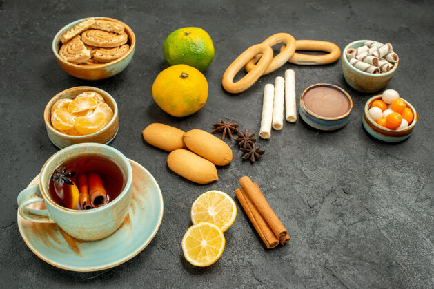 水果前视图一杯茶 带饼干和水果 深色桌上蛋糕饼干茶饼干午餐小吃茶