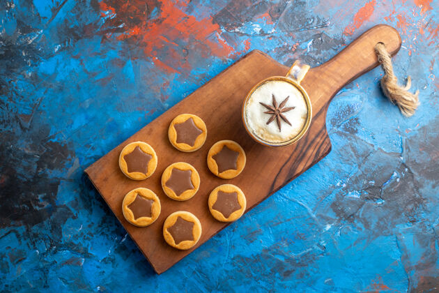 杯子顶部特写镜头：不同种类的甜点和一杯咖啡放在木板上咖啡饼干食物