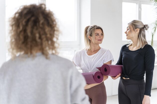 运动拿着瑜伽垫的中枪女人活跃室内瑜伽老师