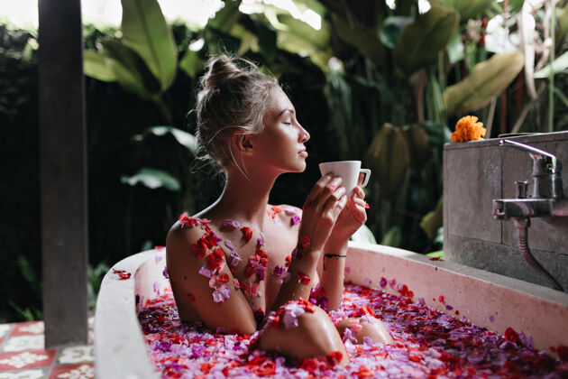 身体优雅的女人坐在大自然的背景下沐浴美丽的高加索女士在spa和喝茶时放松身体护理寒冷治疗