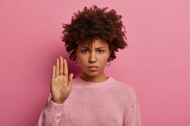 女人黑皮肤的愤怒的非洲发型女人 伸出手掌不高兴严重立场