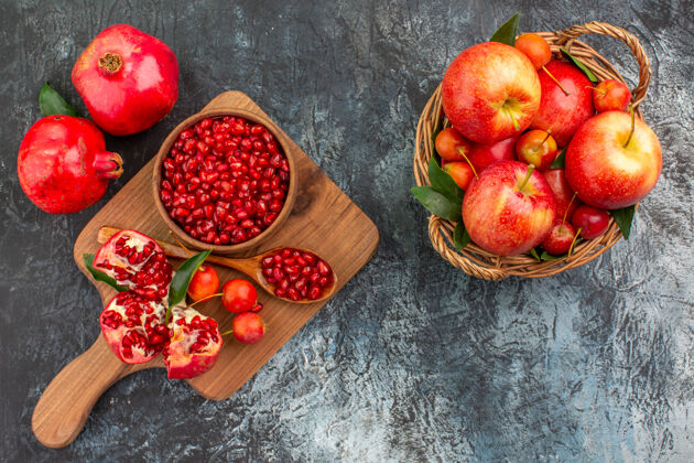 营养顶部特写查看水果篮水果板与石榴勺樱桃浆果成熟樱桃