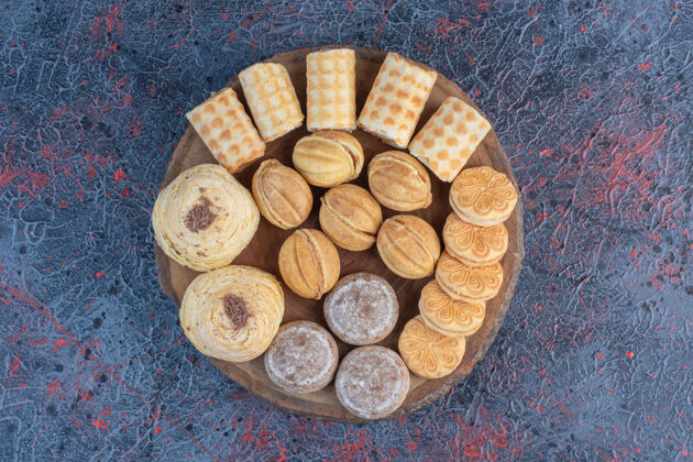 品种抽象桌上木板上的美味糕点组合口感饼干填充